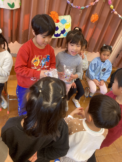 プレゼントを渡す園児