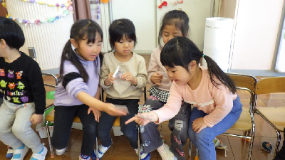 プレゼントを見せ合う園児