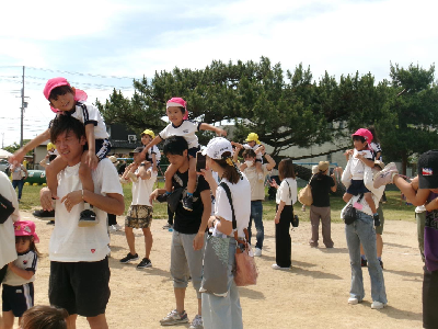 親子でふれあい遊びを楽しむ年中児