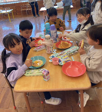 ホットケーキパーティーを楽しむ園児