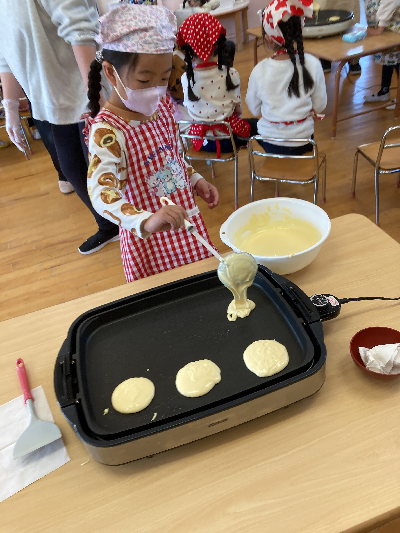 ホットケーキを焼く園児