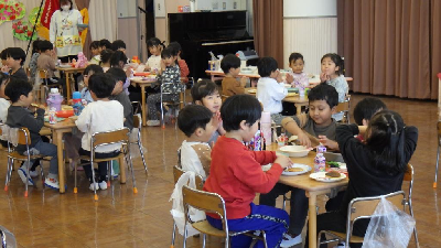 ホットケーキパーティーをする園児