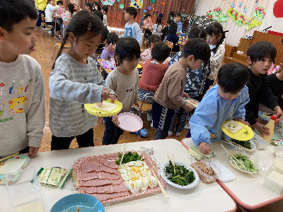 サンドイッチをつくる園児