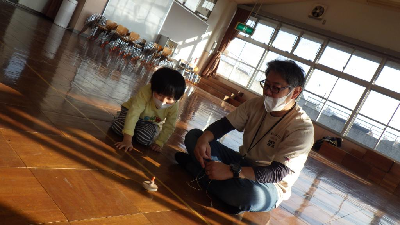 こま回しを一緒にする親子