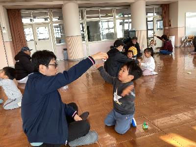 お手玉で一緒に遊ぶ親子