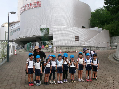 明石市立天文科学館の前で記念写真