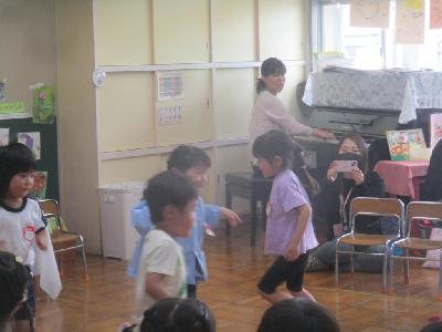 律動をする年中児