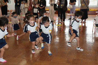 律動をする3歳児