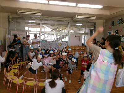 ペンギンダンスを踊る年少児
