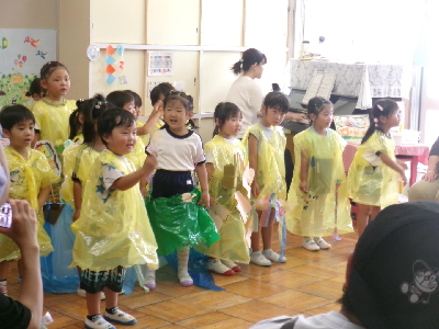 バナナの親子をうたう年中児