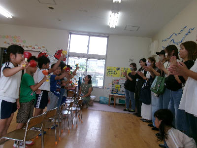ベルを披露する年長児