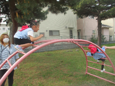 運動遊具で遊ぶ園児