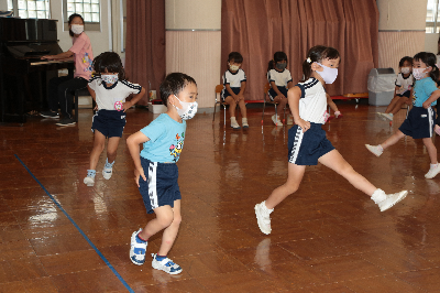律動をする4歳児