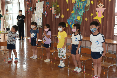 歌をうたう5歳児