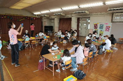 制作をする4歳児