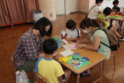 制作をする5歳児
