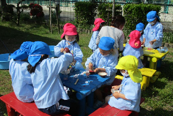 色水作りを楽しむ幼児