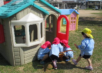 ハウスで遊ぶ幼児