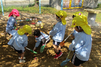 砂場遊びを楽しむ幼児