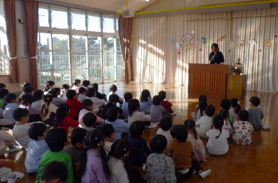 始業式に参加する園児