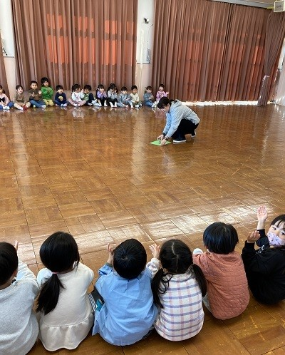 こま回しを見る園児