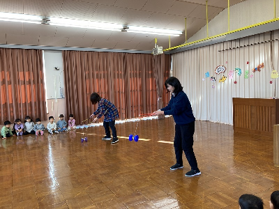 中国ゴマを見る園児