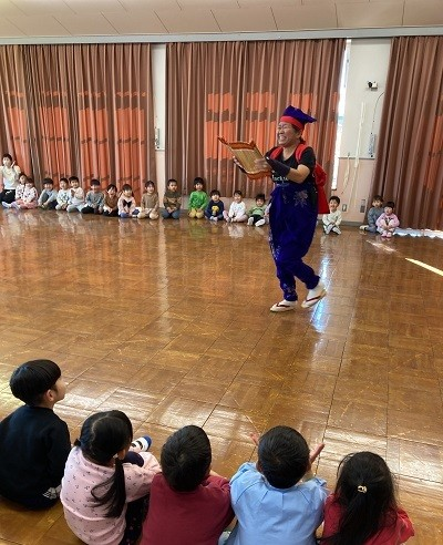 南京玉すだれを見る園児