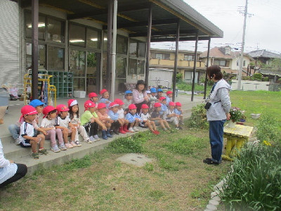 エコロコ自然体験の話を聞く園児