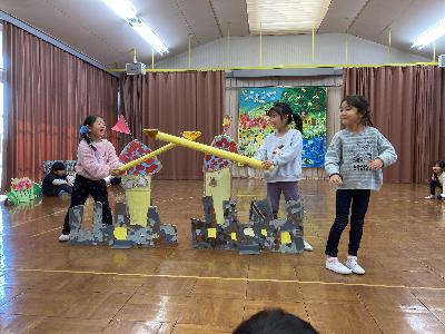 お話遊びをする園児
