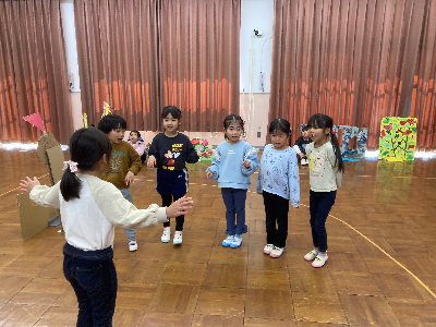 役になりきって遊ぶ園児