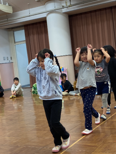 くまになって遊ぶ園児