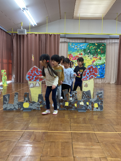 ミツバチになりきる園児