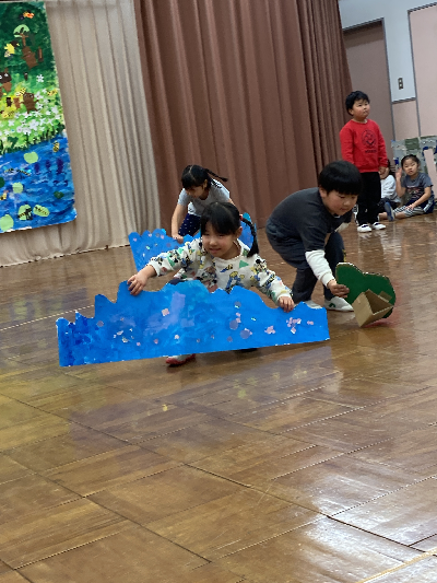 道具の出し入れをする園児