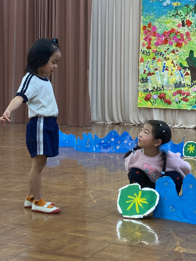 やりとりをしながらお話遊びをする園児