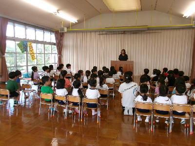 終業式に参加する園児