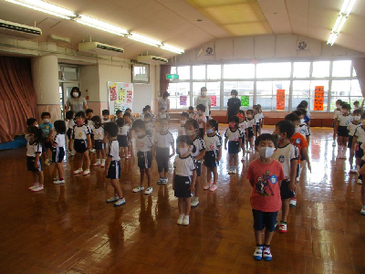 終業式に参加する園児