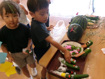 野菜をお供えする園児