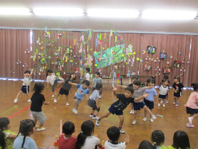 ダンスの出し物をする年少児