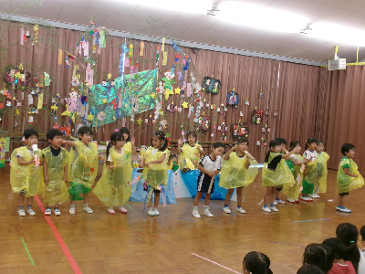 バナナの親子の出し物をする年中児