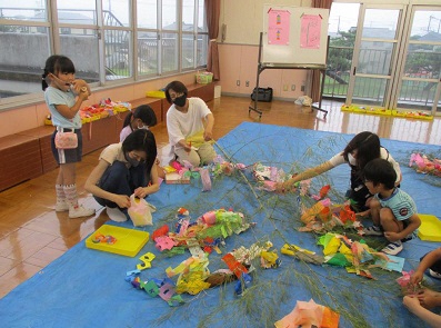 親子で飾り付けをする5歳児