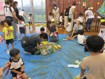 親子で飾り付けをする3歳児