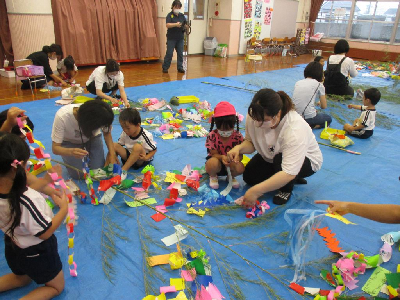 親子で飾り付けをする4歳児
