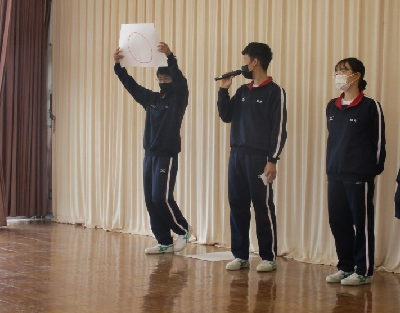 お別れ会の出し物をする中学生