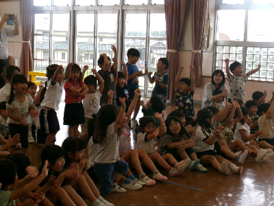 お別れ会のクイズを楽しむ園児