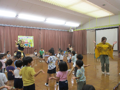 エジプトのダンスを楽しむ園児