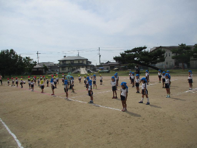 運動会に参加する幼児