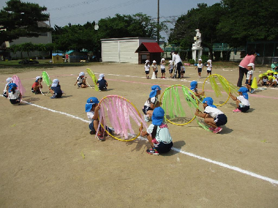 サーキットをする3歳児と見守る5歳児