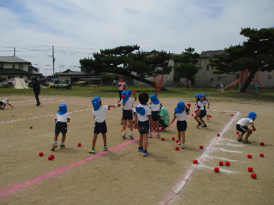 玉入れをする5歳児