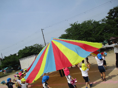 バルーンをする幼児
