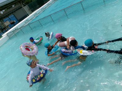 浮き輪で遊ぶ年長児